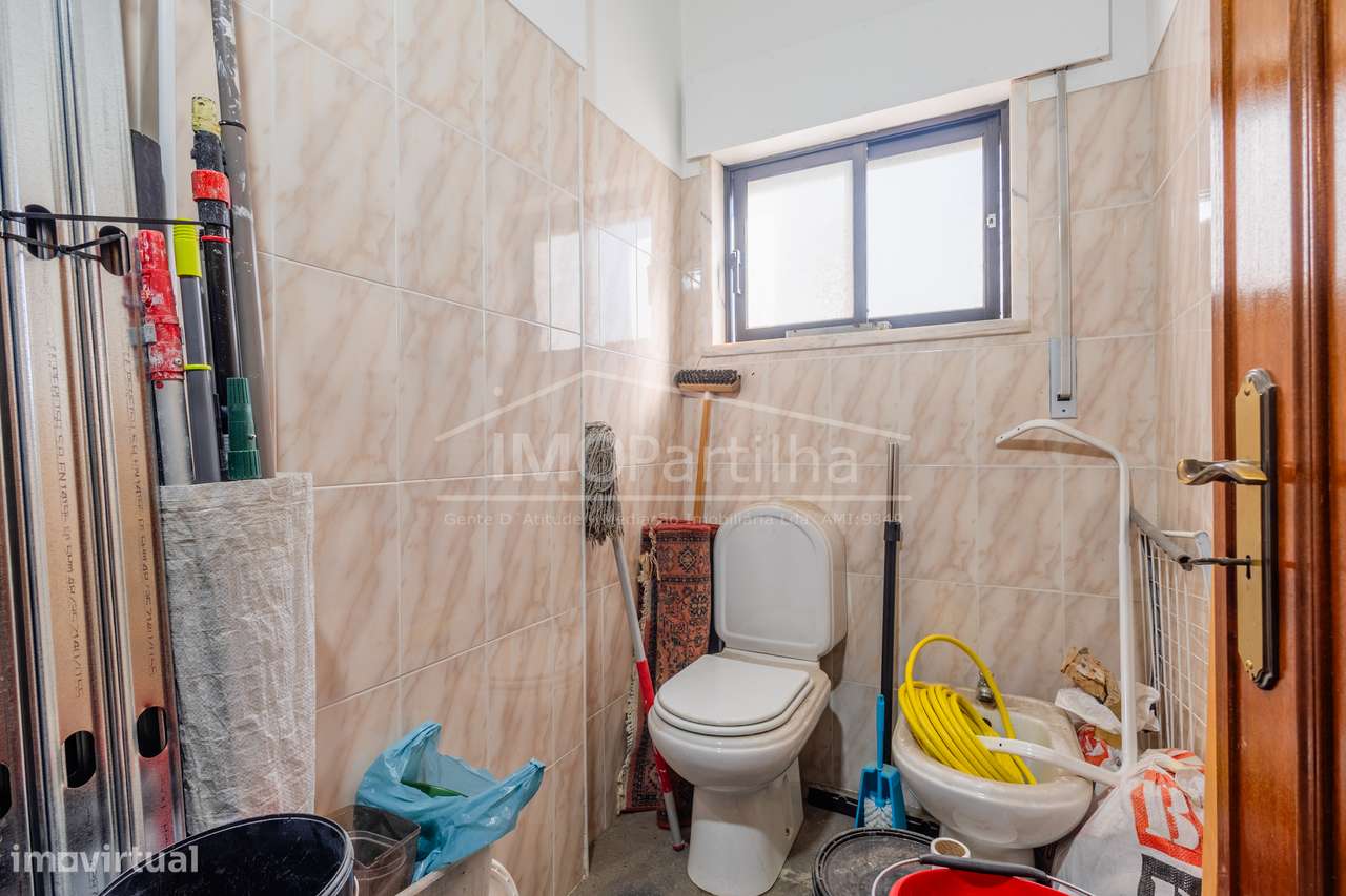 Loja c/ Excelente Luz Natural e Potencial de Conversão em Habitação T2-11