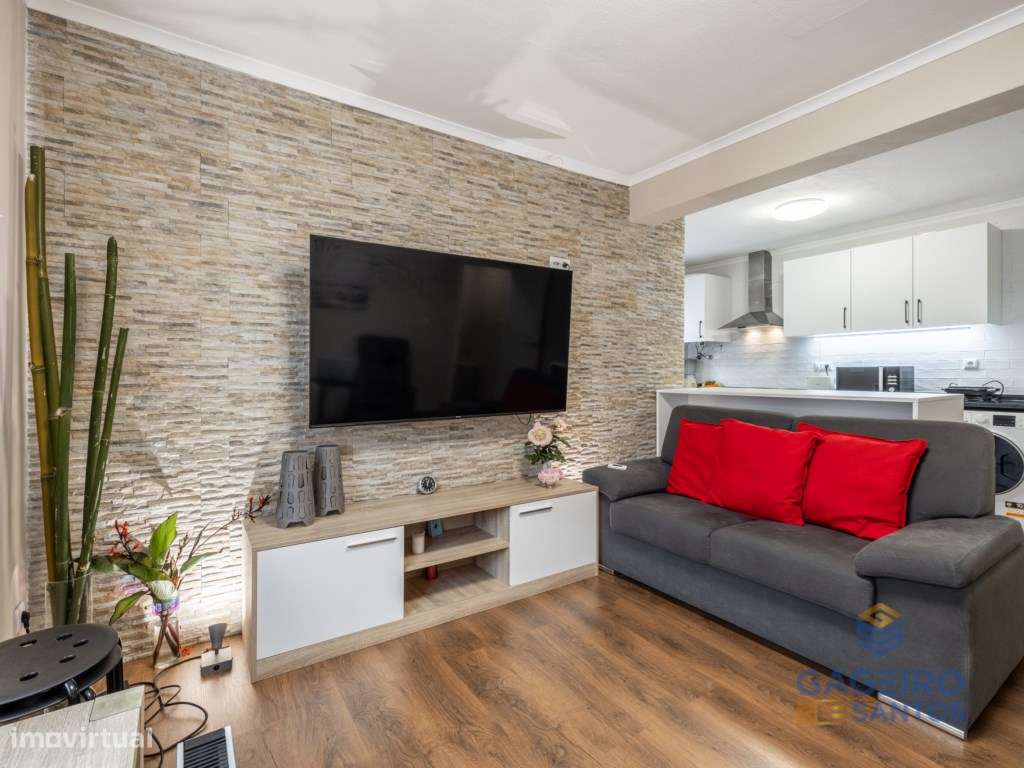 Moradia Remodelada T2 + 2-8