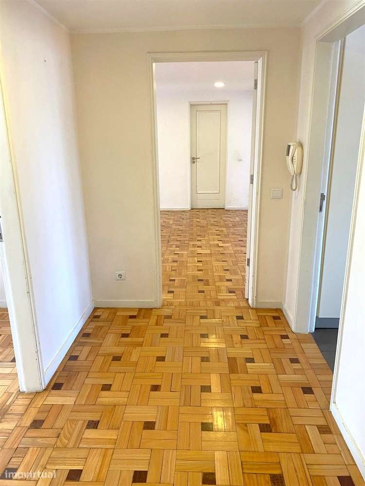 Apartamento T4 c/ varanda renovado à Av. da Boavista - Grande imagem: 4/34