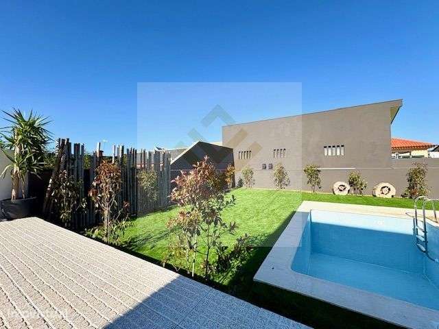 Moradia T4 de Luxo com Piscina e Jardim em Esmoriz-51