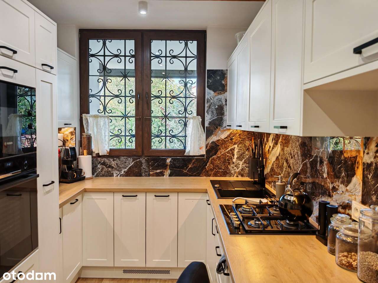 Dom w centrum Łomianek z pięknym ogrodem-3