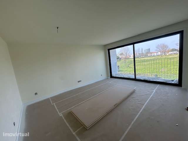 Vende-se T2 novo com varanda, à Boavista - Grande imagem: 2/18