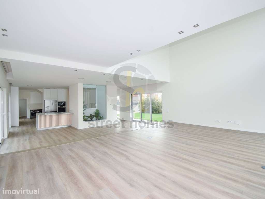 Moradia Nova V4 no Centro da Parede-47