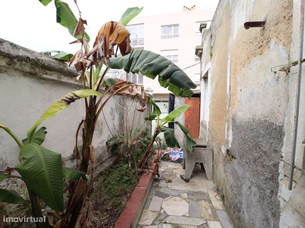 Duas moradias geminadas à venda na rua Miguel Bombarda, Barreiro-18