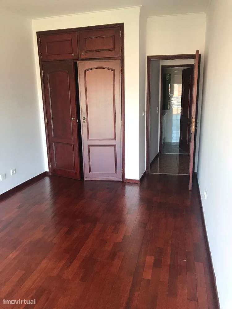 Apartamento T2 | 100 m2 | Zona privilegiada de Massamá! - Grande imagem: 5/11