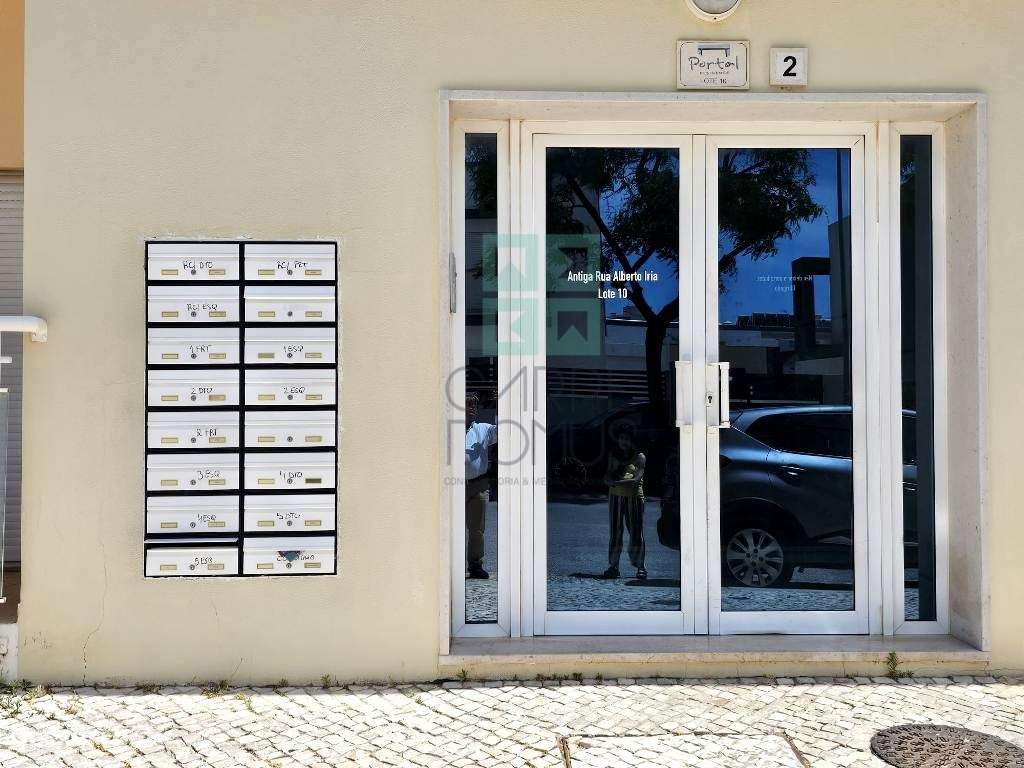 Espaçoso apartamento T3, com parqueamento, junto centro de Loulé, A...-59