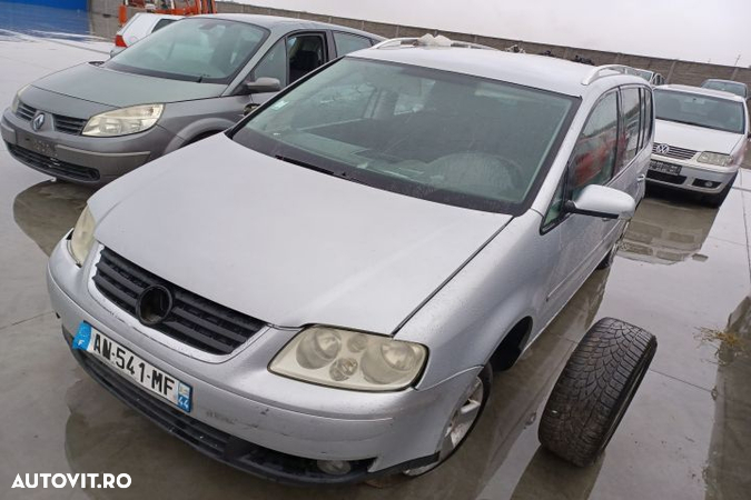 Fuzeta fata stanga Volkswagen VW Touran 1  [din 2003 pana  2006] seria Minivan 2.0 TDI MT (136 hp) - 3