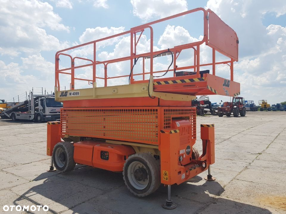 JLG M4069 - 11