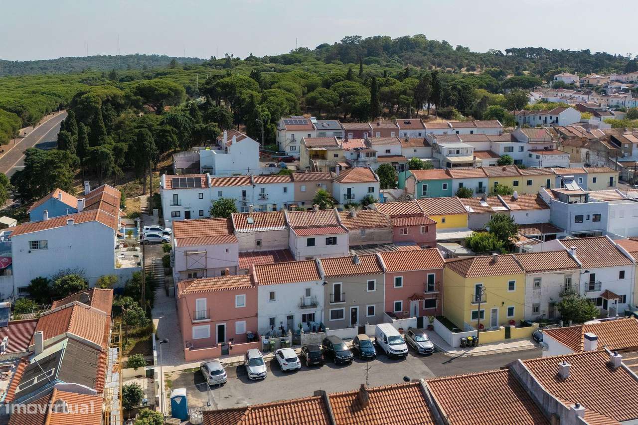 Moradia T3 com Quintal e Alto Potencial no Caramão da Ajuda, Lisboa-20
