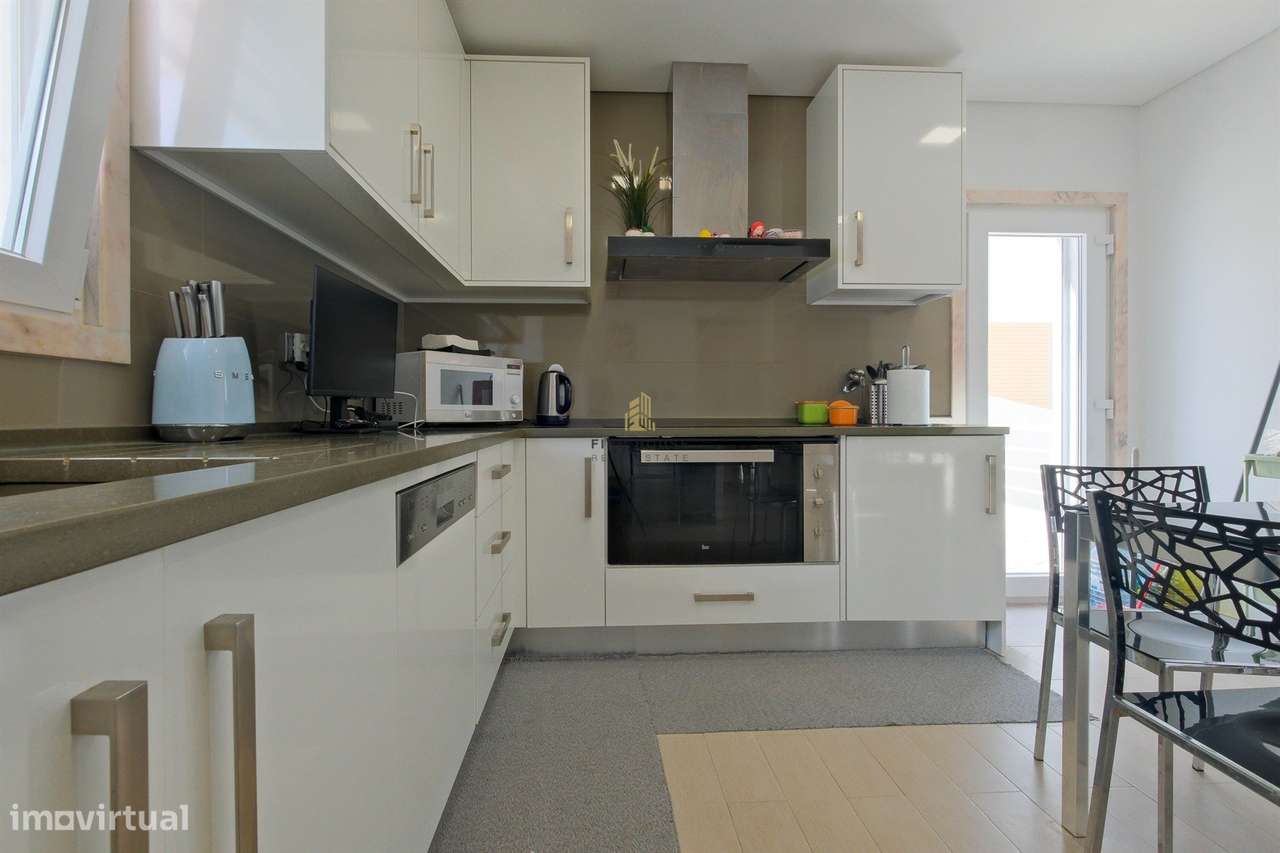 Moradia T3 com piscina, jardim e garagem box, na Caparica-41