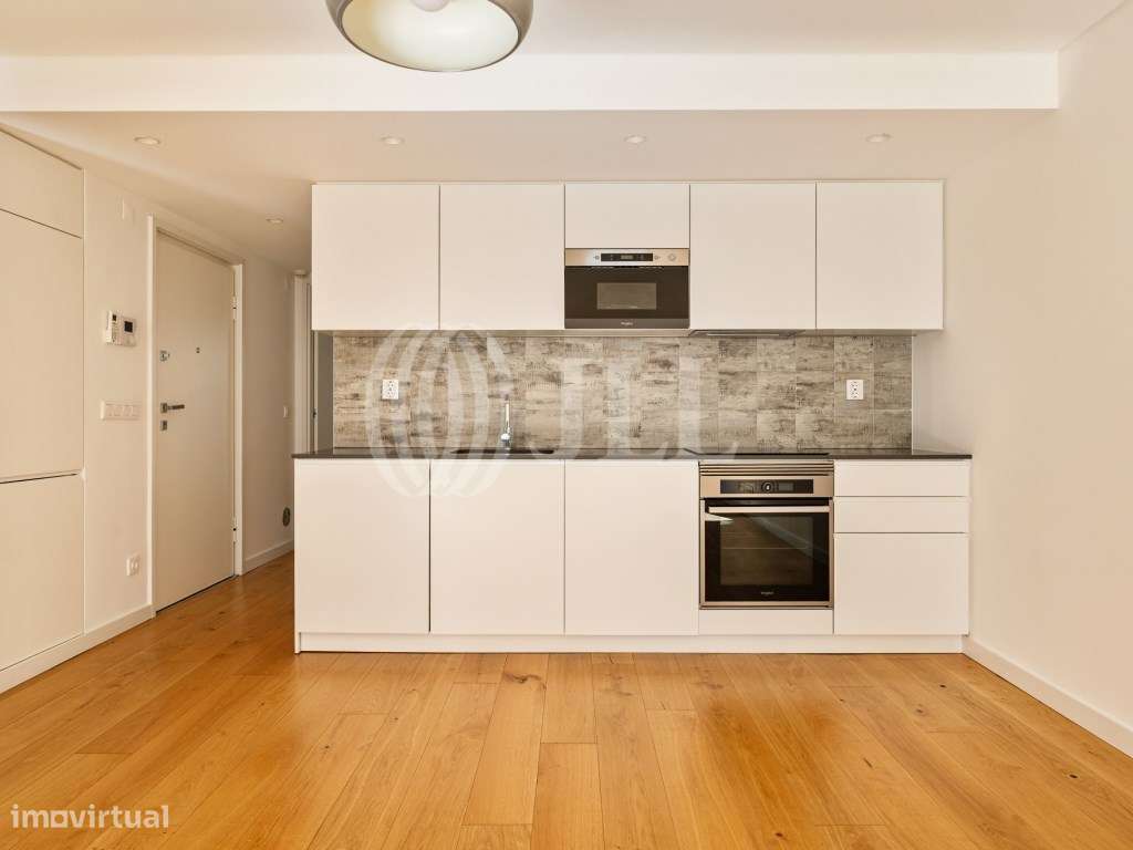Apartamento T2, com varandas e estacionamento, em Lisboa-9
