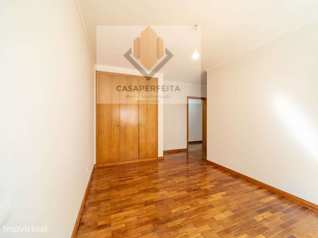 Fabuloso Apartamento T3 de 3 Frentes com Varanda e Box - Avintes-26