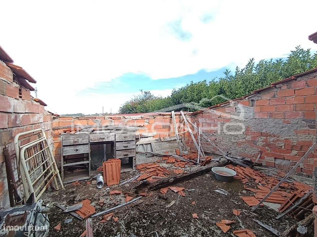 Moradia para Restaurar com Pátio, Garagem e Terraço-20
