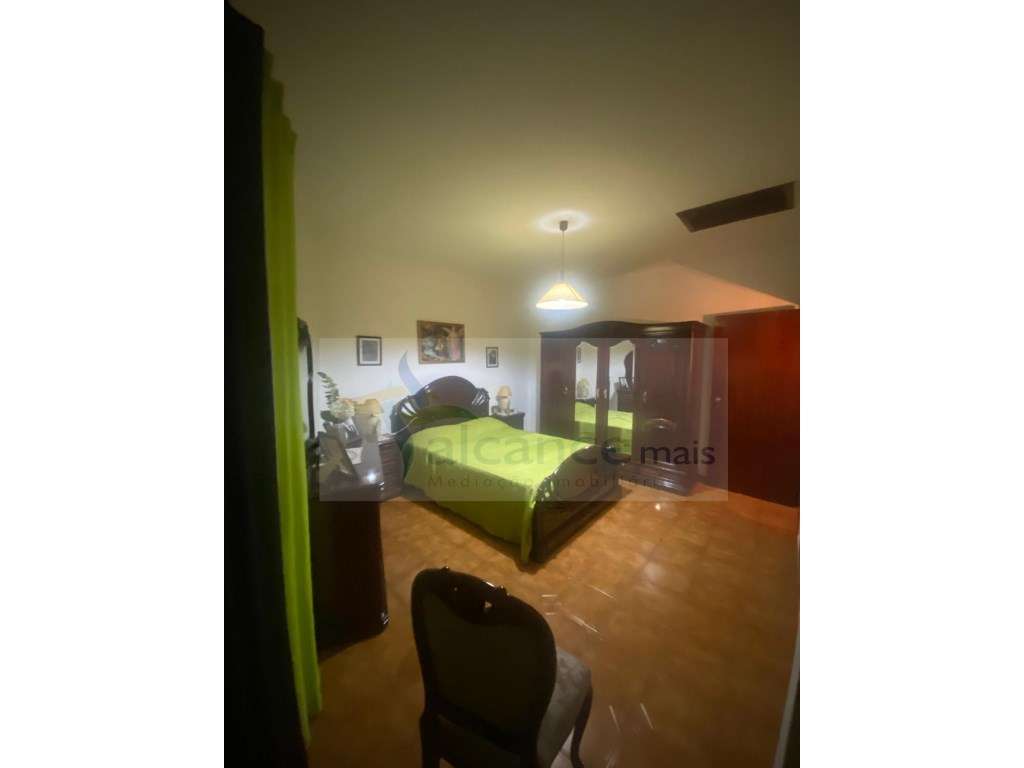 Excelente Moradia com Espaço Comercial em Vale de Vargo-23