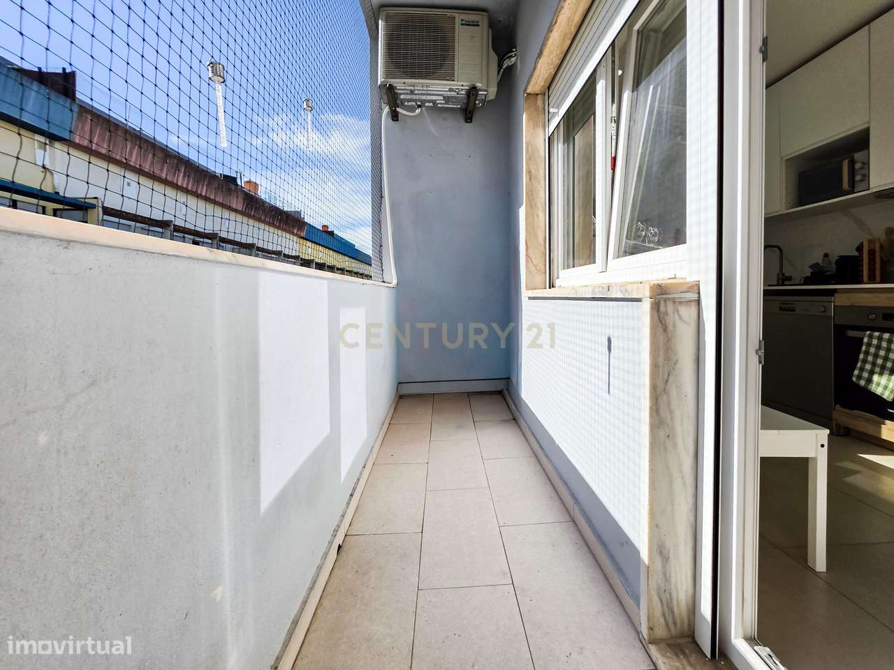 Apartamento Renovado com três Frentes em Verderena, Barreiro-15