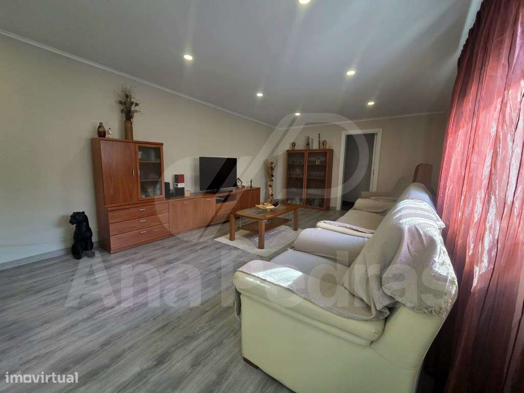 Moradia Bi-Familiar Totalmente Remodelada com Logradouro e Elevado ...-11