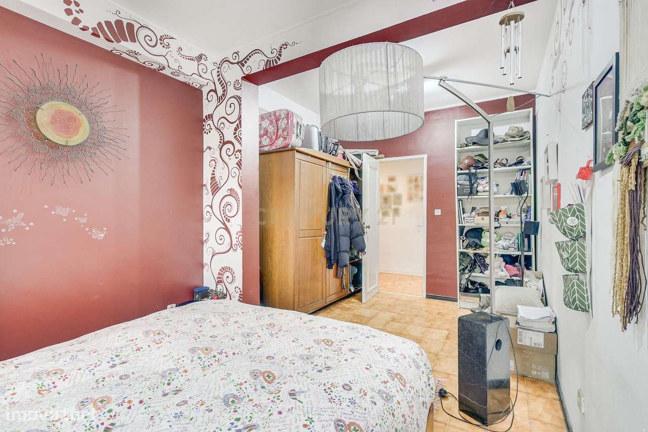 Espaçoso apartamento T4 transformado em T3-13