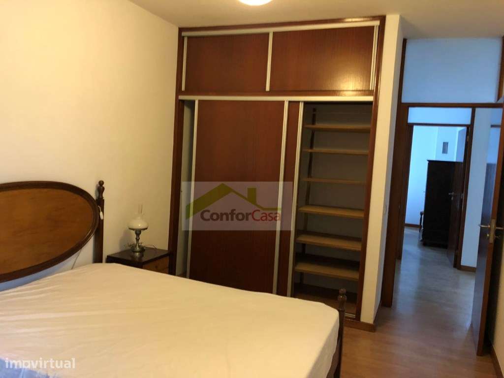 Moradia em banda, T4 com jardim, logradouro, garagem, excelente exp...-17