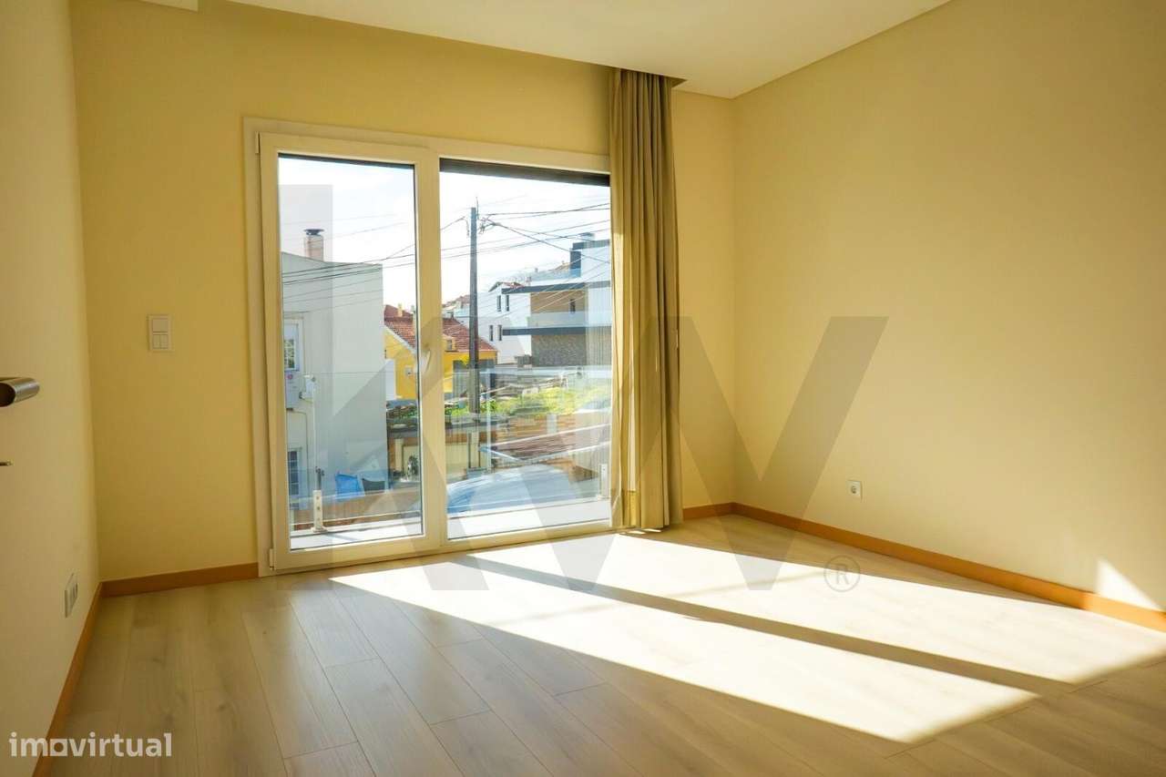 T3 Isolada em Famões: A Estreia Perfeita para a sua Família-29