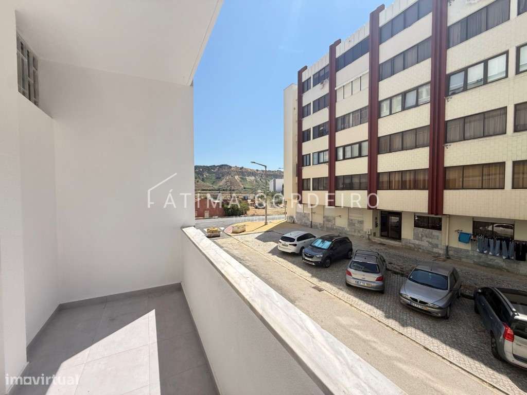 Fantástico T2 com 95m2 Remodelado com arrecadação no centro da Cost...-20