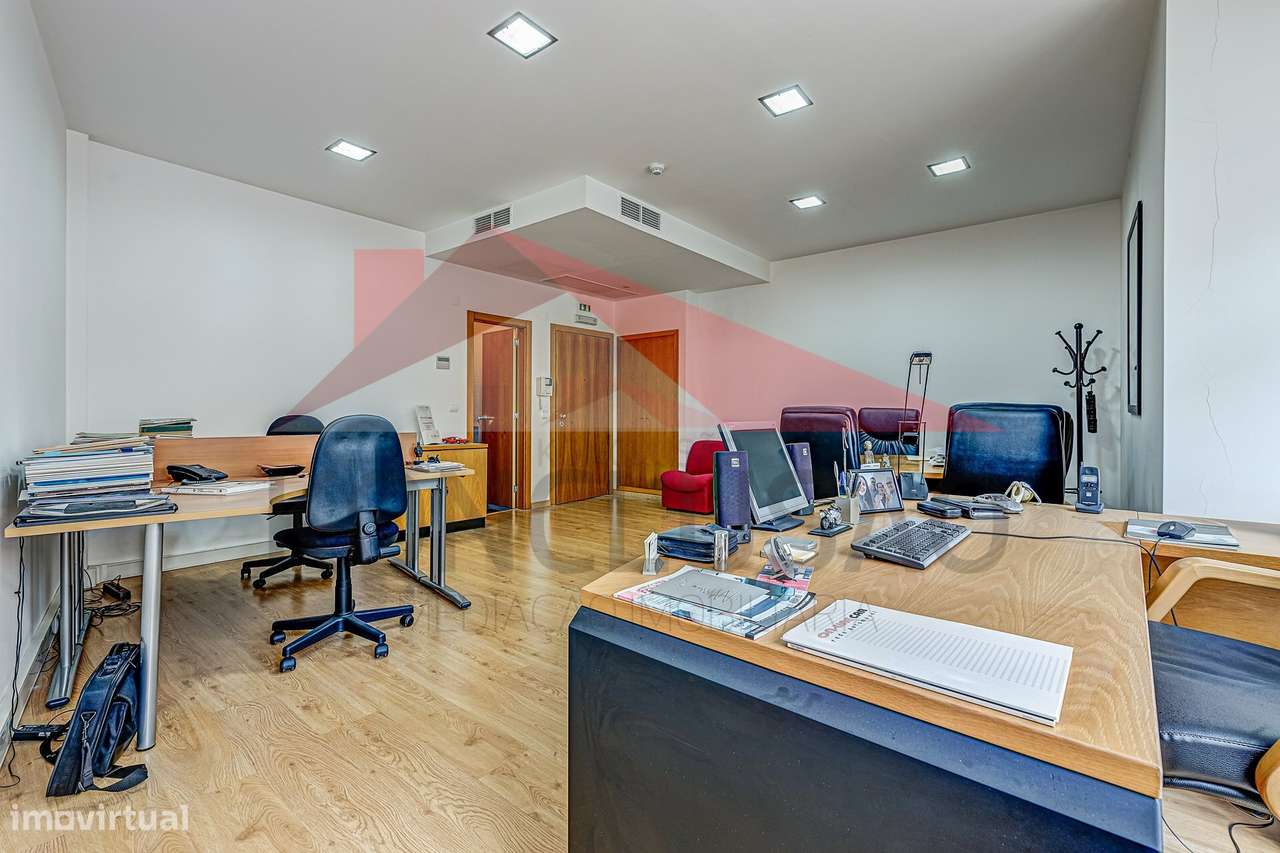**Escritório Moderno na Avenida Duque de Loulé, Lisboa** - Grande imagem: 3/10