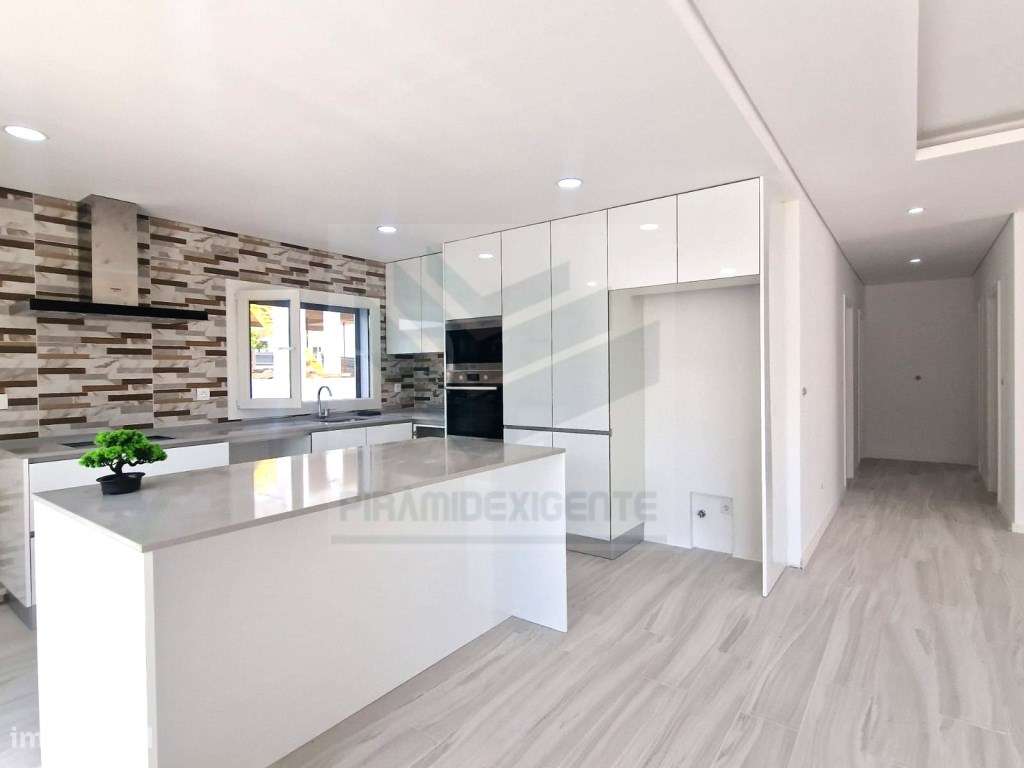 Moradia Isolada, Fernão Ferro, 2 Suítes, open space 46m2-11