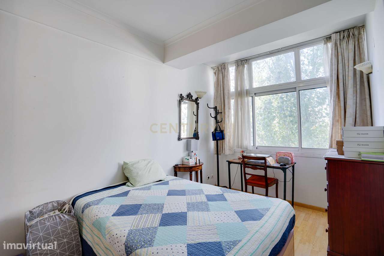 Apartamento T3 pleno de luminosidade em zona premium de Benfica-17