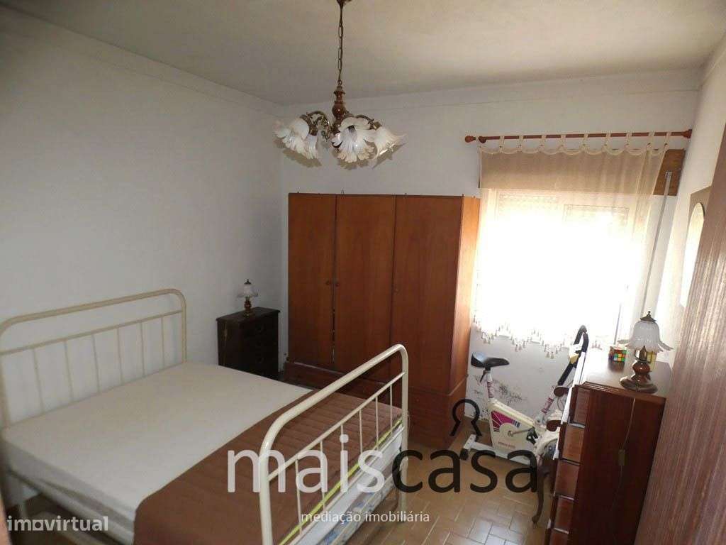 Moradia T2 com Quintal, Anexos e Garagem !-15