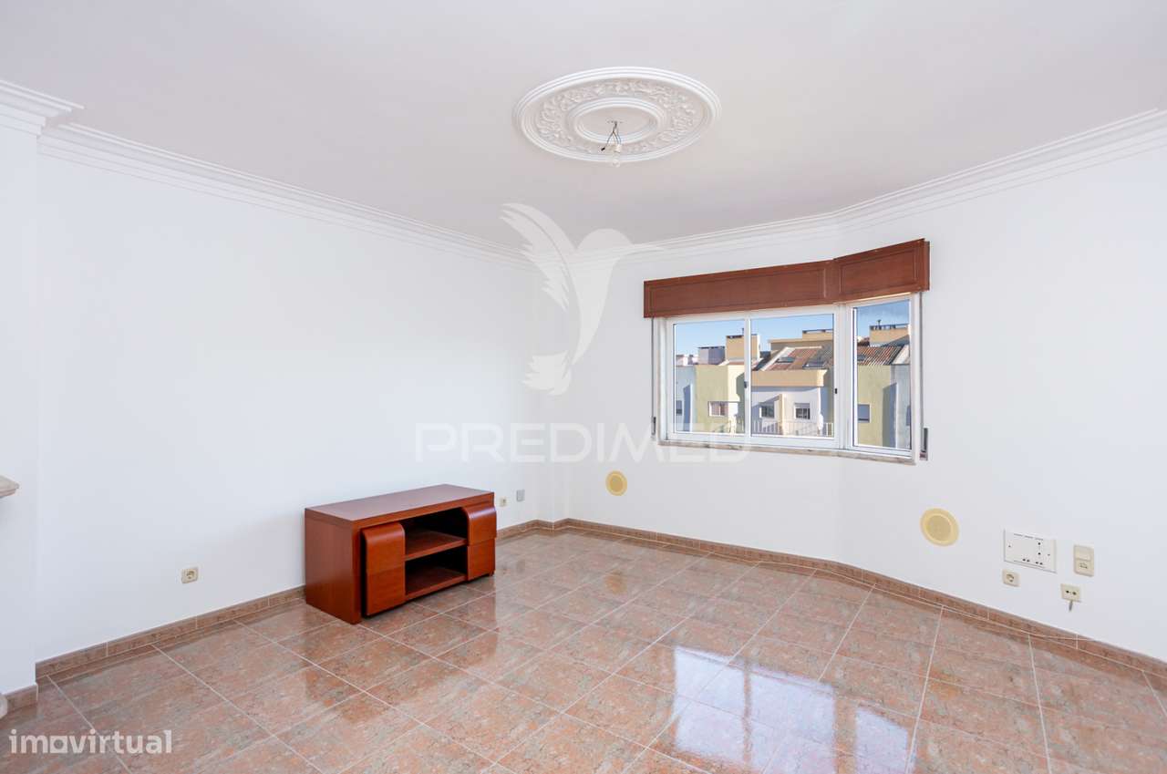 Apartamento T2 Sta. Marta com Parqueamento - Grande imagem: 4/27