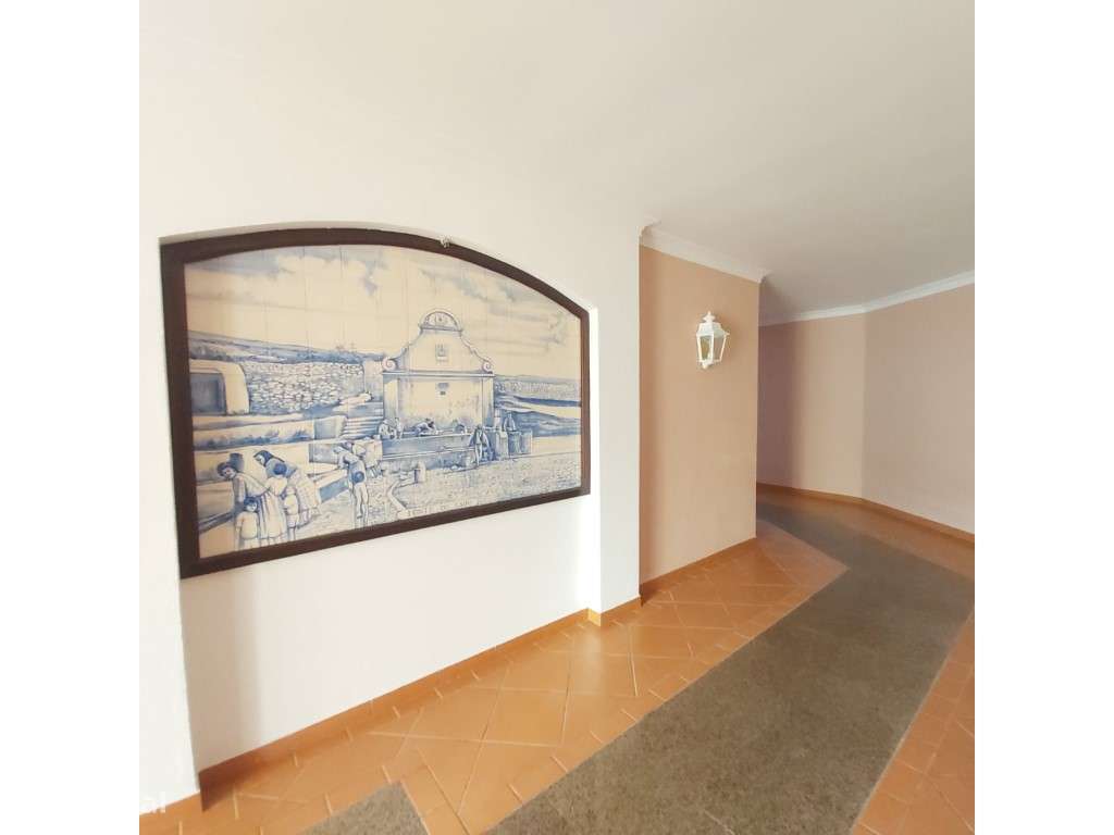 T2 remodelado em condomínio com piscina e campo de ténis-12