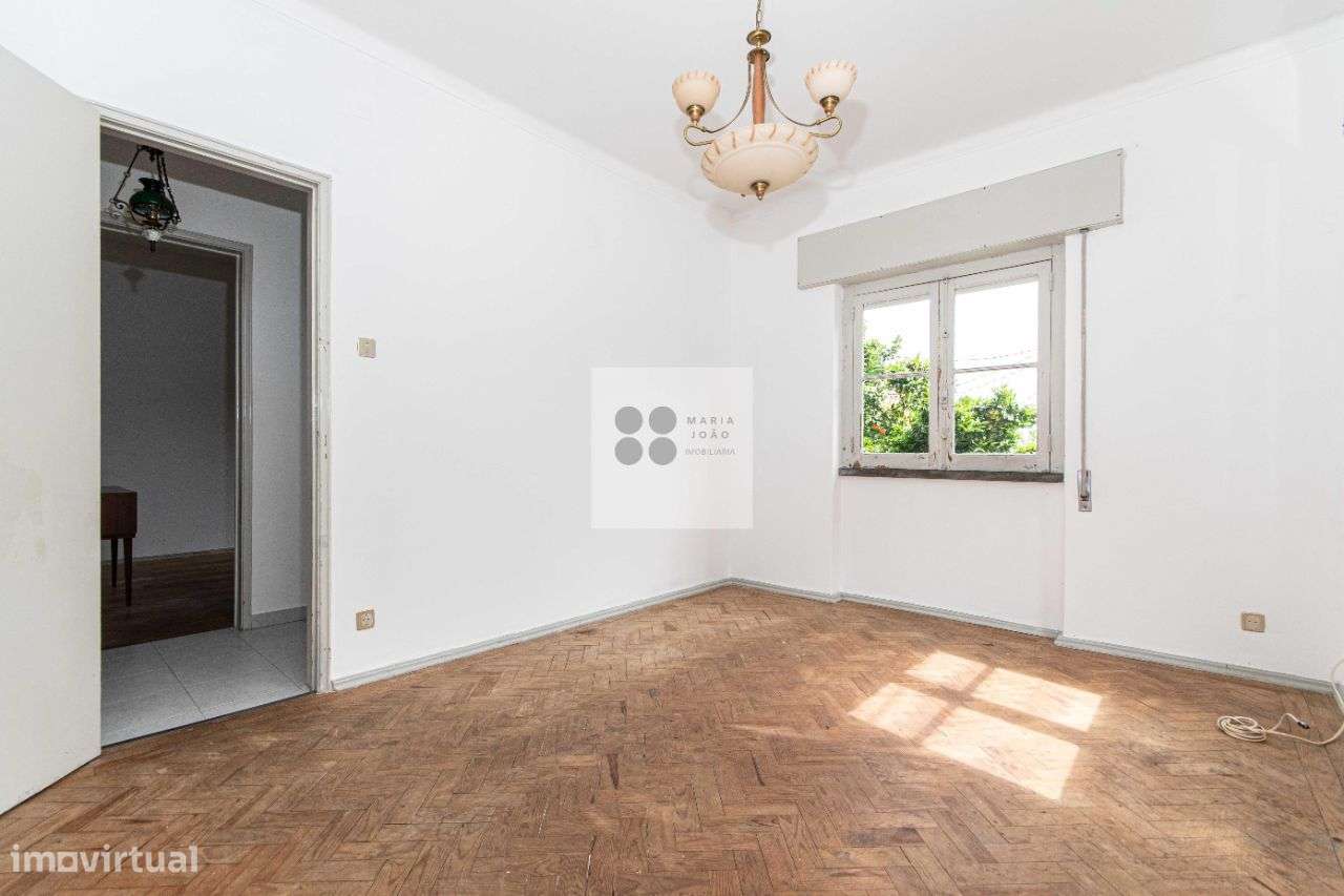 Moradia Bifamiliar, Quintal, Garagem, Local Sossegado.-24