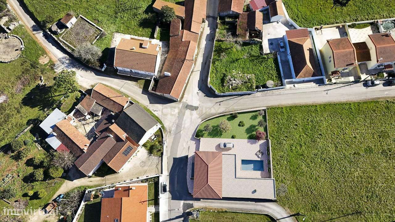 Luxuosa Moradia T3  num lote de terreno 732 m2 com piscina em Aljubarr - Grande imagem: 5/19