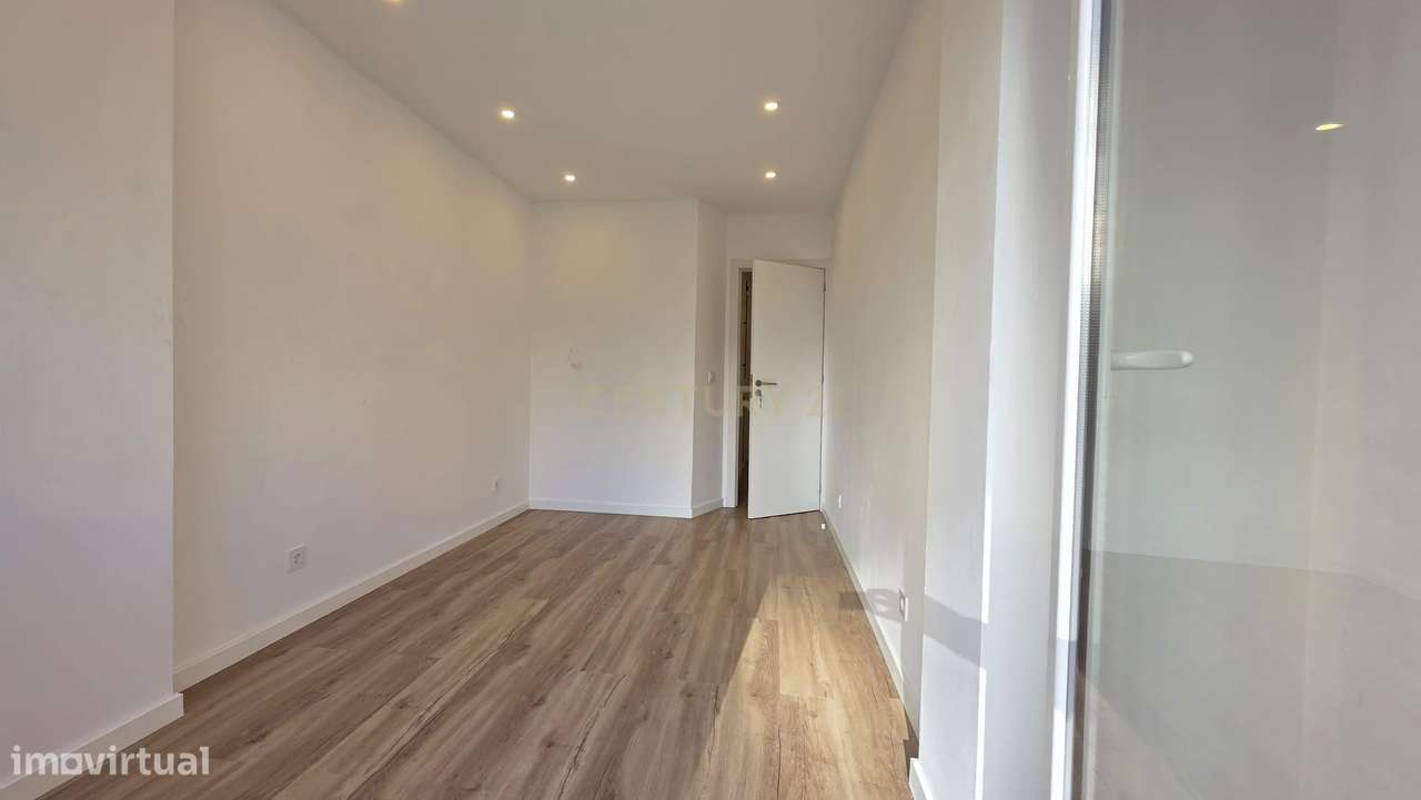 T2 Totalmente Remodelado com Terraço em Algueirão-Mem Martins-12