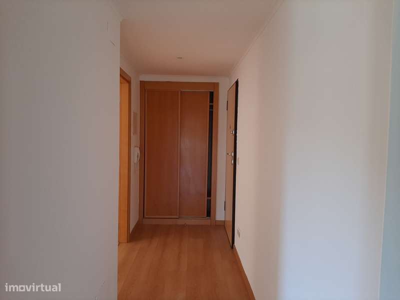 Apartamento T2 Com Parqueamento e Arrecadação - Grande imagem: 4/16