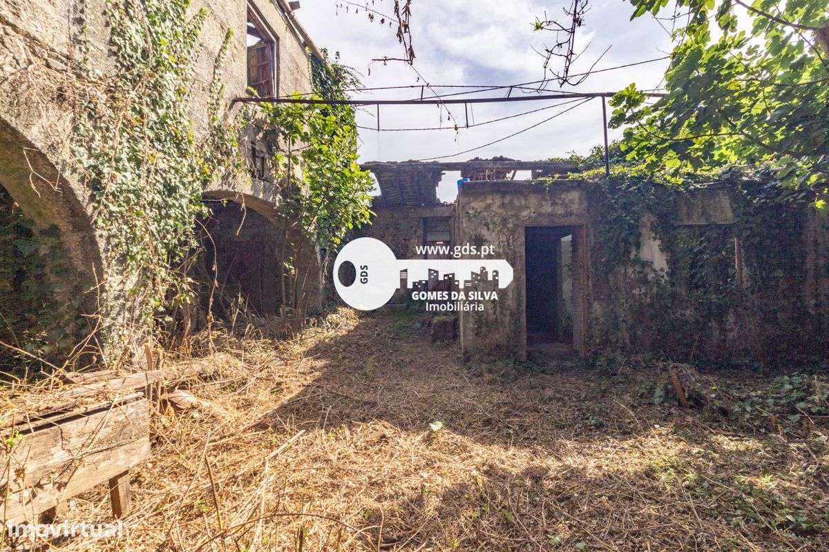 Ruínas em Esporões com terreno de 6.611m2 em área de construção-8