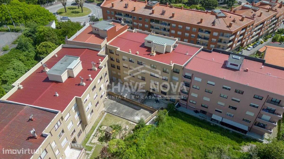 Apartamento T3 c/ Vistas Mar e Garagem Box em Canidelo-25
