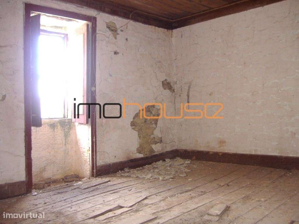 Duas casas antigas para restaurar em Castelo de Paiva-7