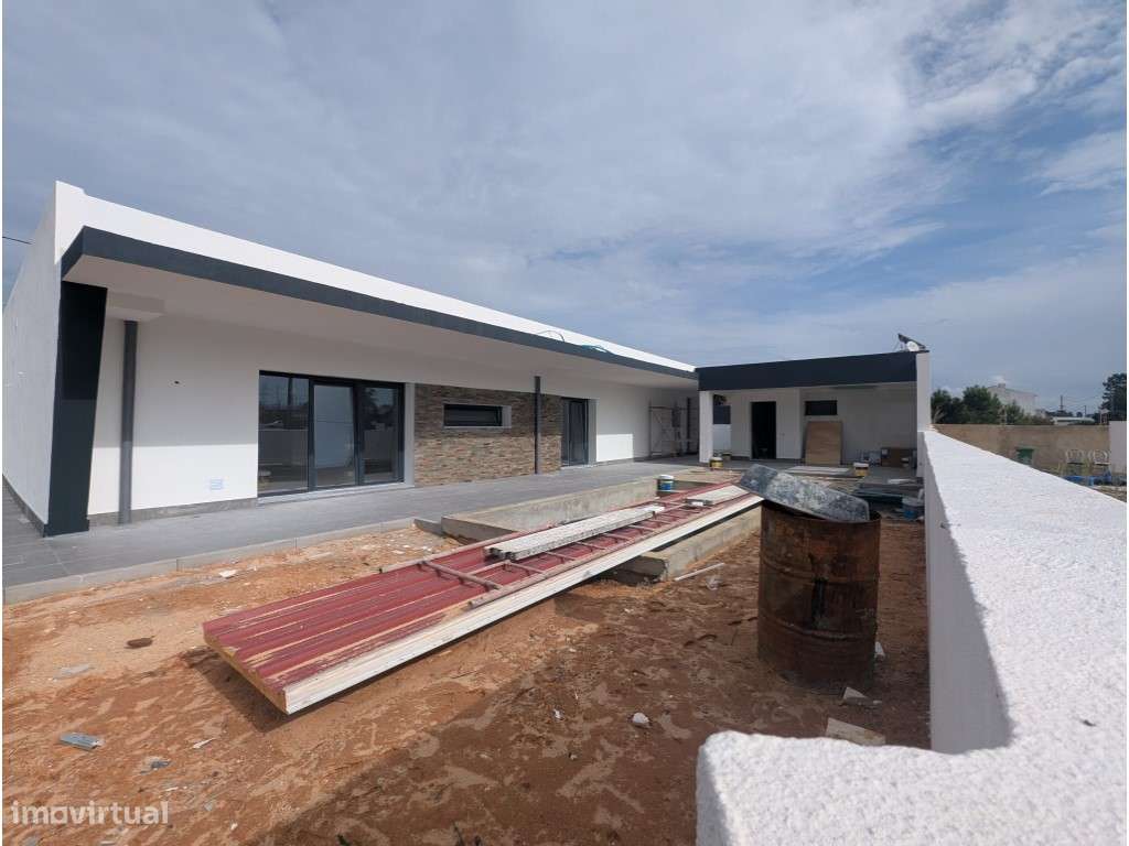 Moradia T3 a venda com Jardim Privado e Piscina na Quinta do Anjo - Grande imagem: 4/34