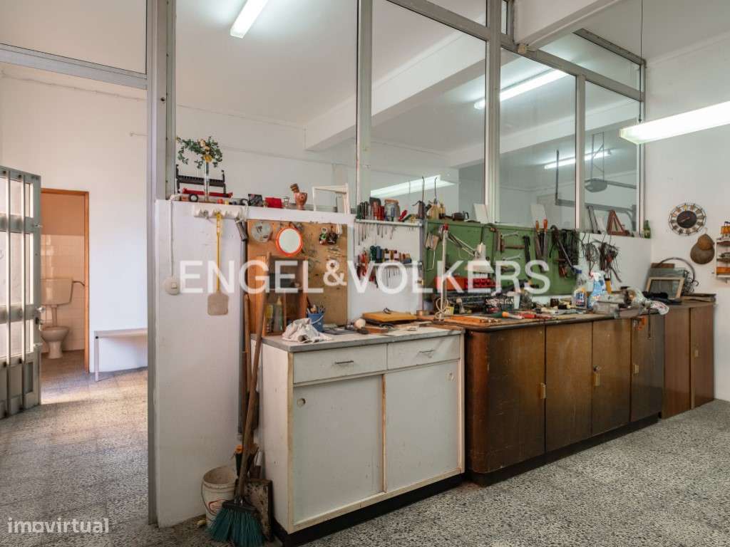 Prédio Misto de 3 Pisos com Jardim e Anexo Habitacional - Santo And...-26