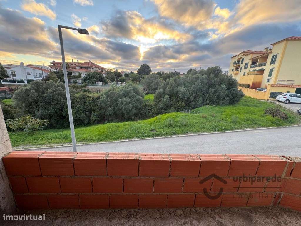 Moradia V4 na Adroana, em face de acabamento.-5