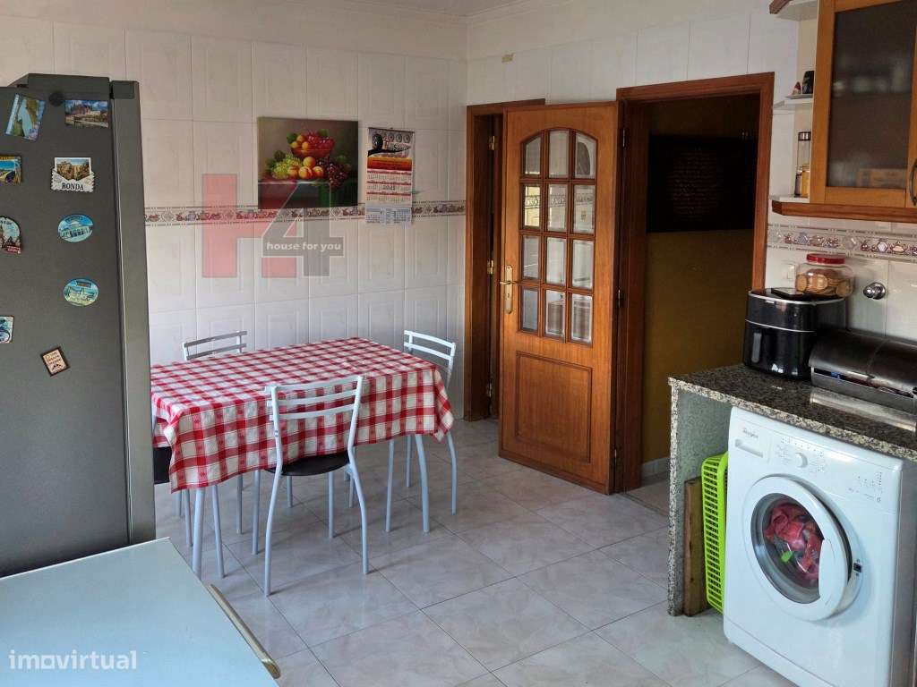 T2 com box e ótima localização na Amadora-18