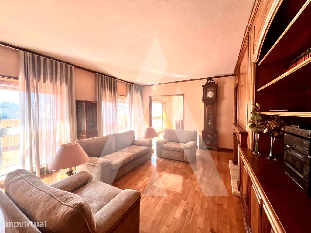 Apartamento T4 Duplex no centro de São João da Madeira-6