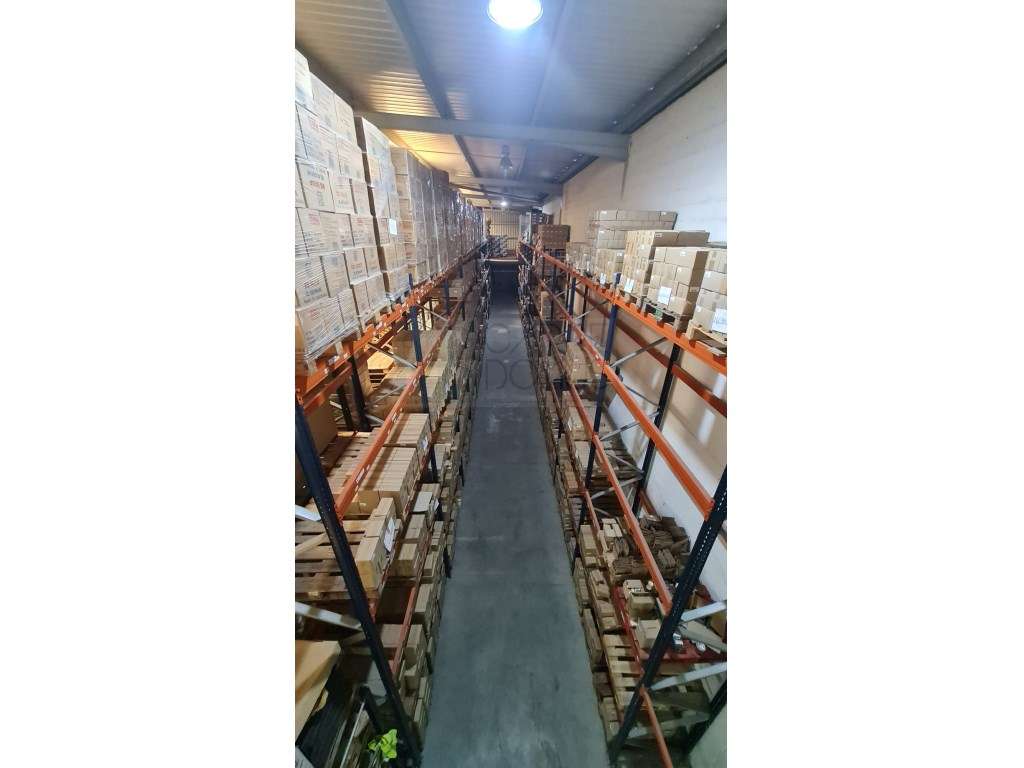 Amplo Armazém com escritórios na Nacional 10, Alverca do Ribatejo-26