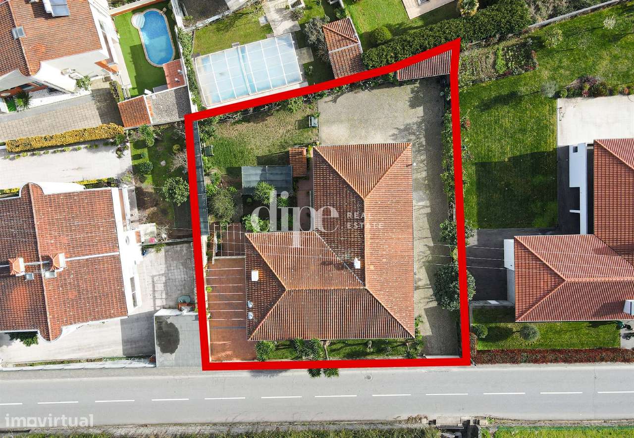 Moradia com 4 suítes e amplo jardim - Grande imagem: 5/17