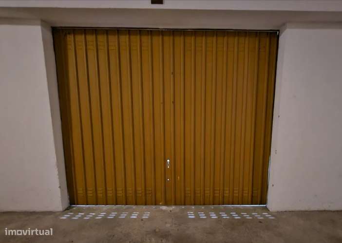 Garagem espaçosa preparada para veículo eléctrico - Grande imagem: 4/5