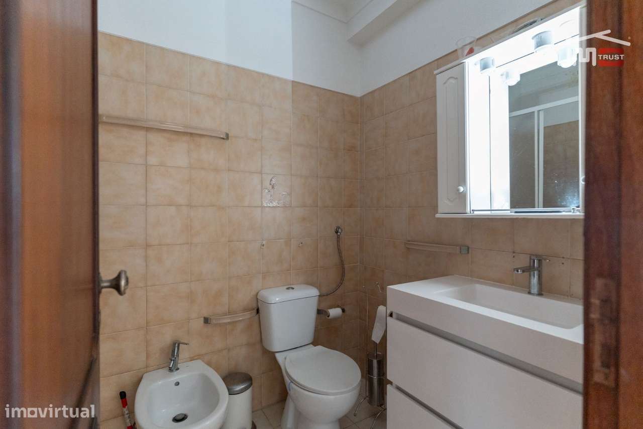 APARTAMENTO T2 COM ELEVADOR E PARQUEAMENTO NA CAVE VISTA MAR LATERA...-6