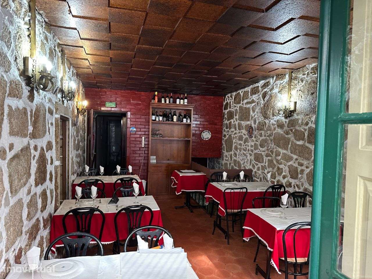 Prédio de 3 pisos para remodelação no centro histórico do Porto - Grande imagem: 5/23