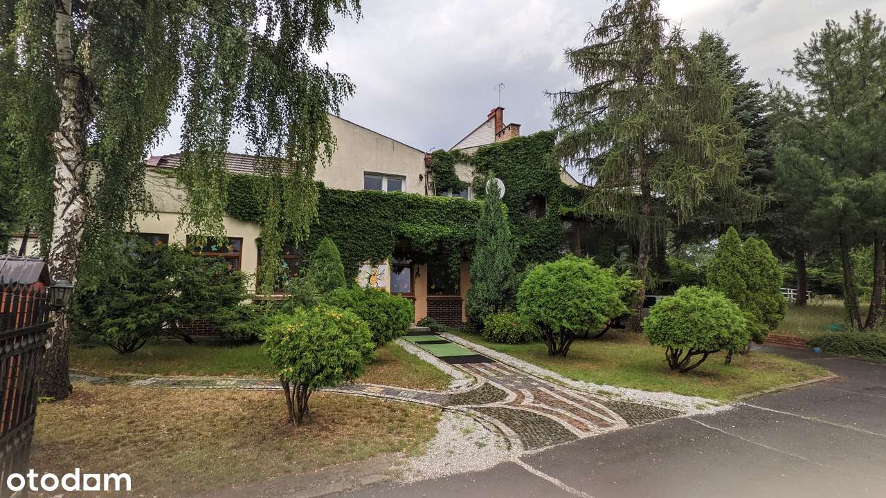 Dom szeregowy z lokalem usługowym - pośrednikom dziękuję
