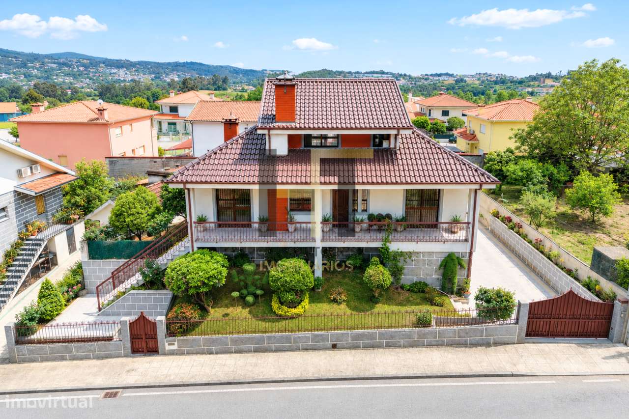 Moradia T4 de 4 Frentes com 312m², Anexos e Garagem para 3 Carros em-29