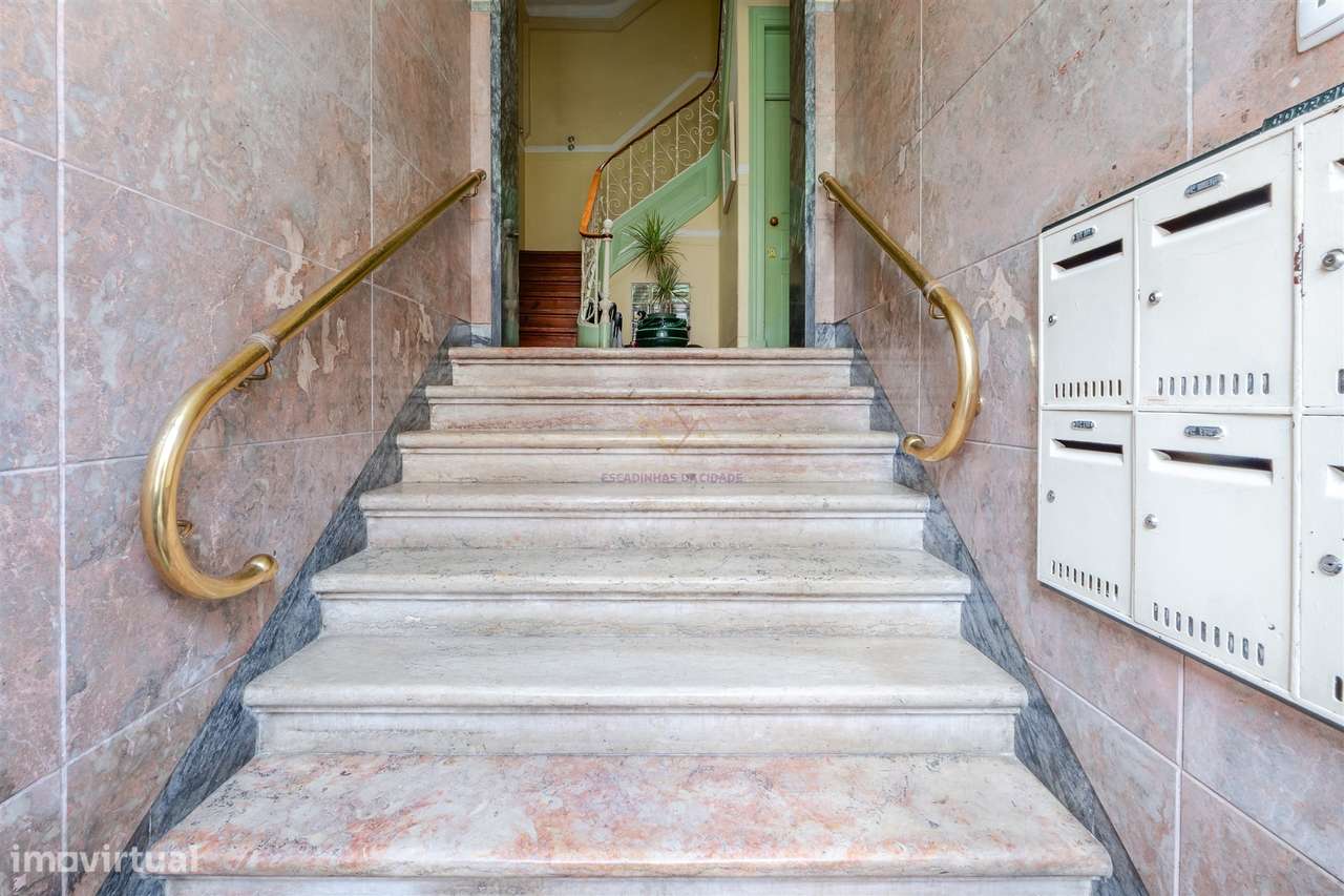 Elegância na Lapa: T2+2 com Alma e Vista Desafogada-28